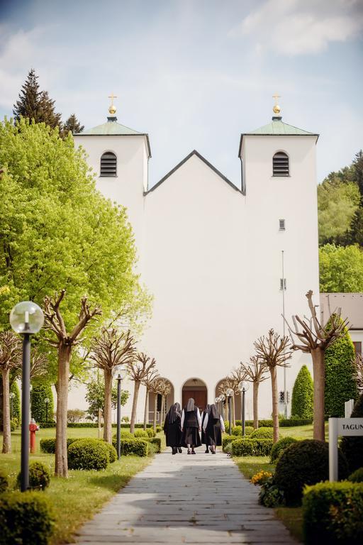 Kloster St. Josef Neumarkt in der Oberpfalz Exterior photo