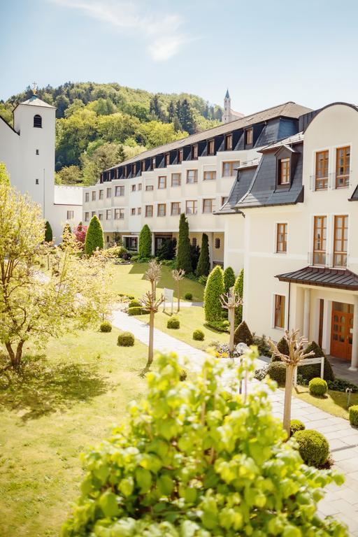 Kloster St. Josef Neumarkt in der Oberpfalz Exterior photo